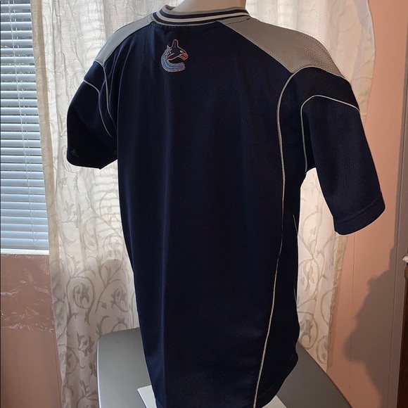 Vintage CANUCKS NIKE TEAM NHL SHIRT - Picture 2 of 8